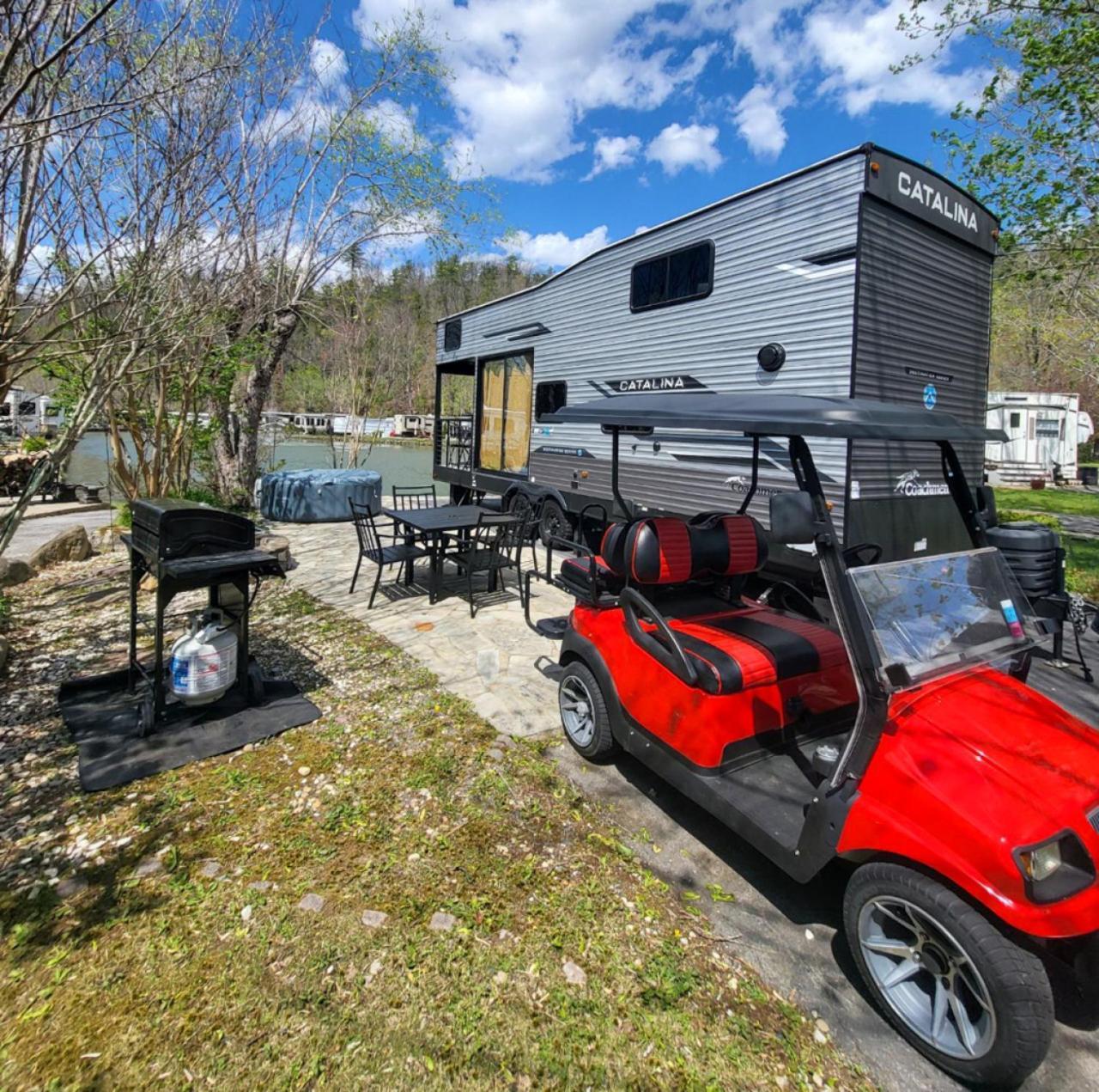 Waterside Wanderer- Water View- Hot Tub- Mini Golf- Pet Friendly Holiday home