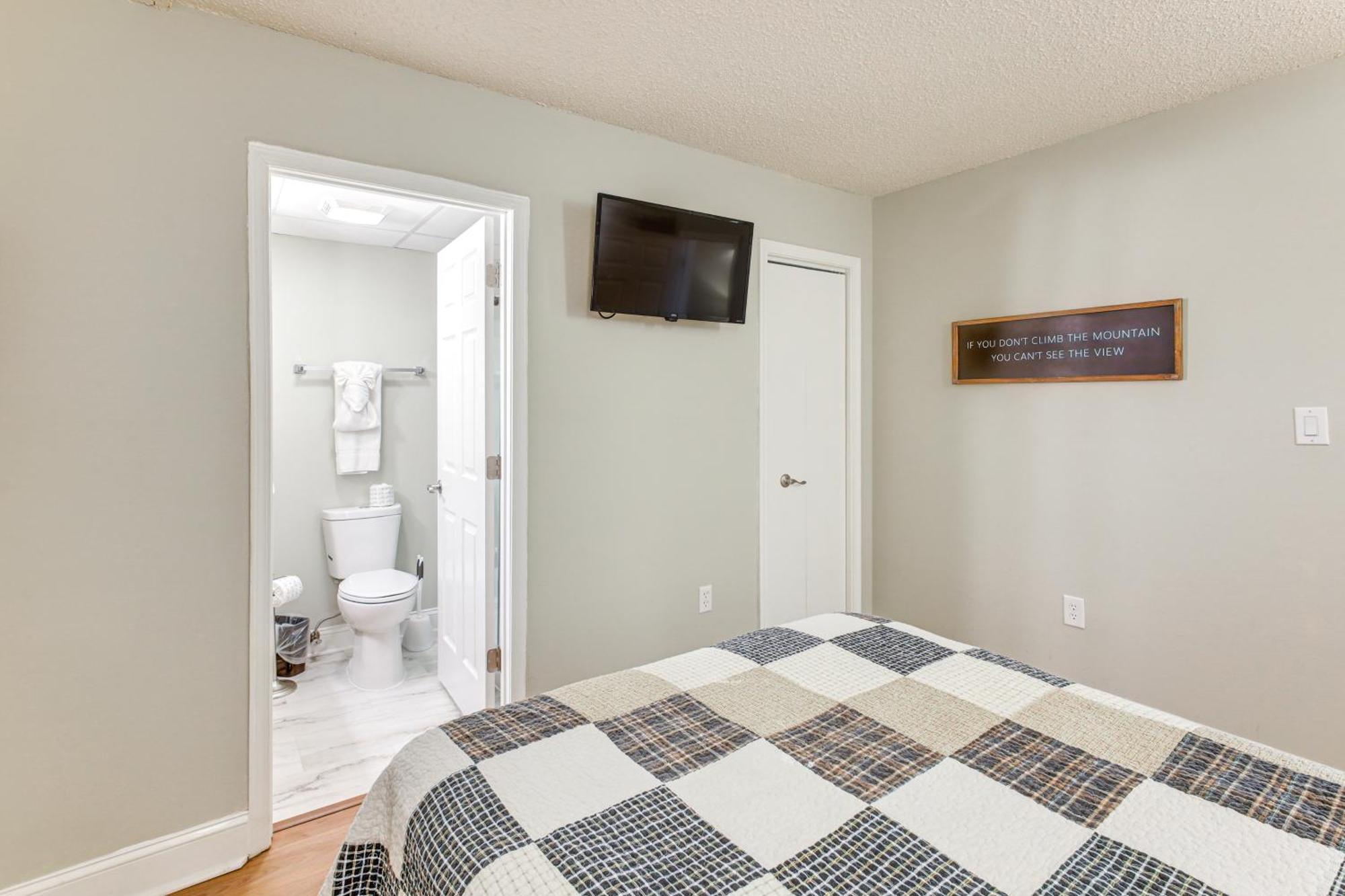 Apartment With Smoky Views Walk To Town! *