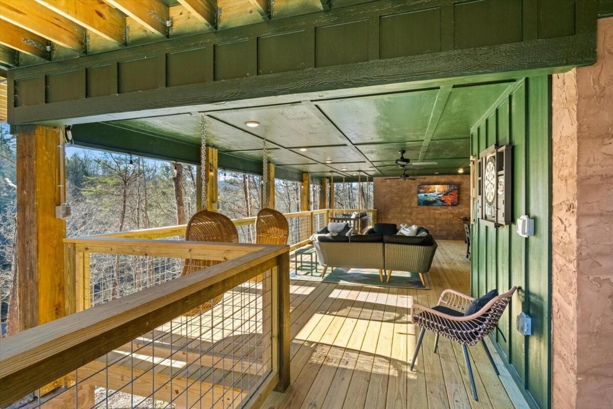 Treehouse With Xlarge Outside Living Space! * Gatlinburg