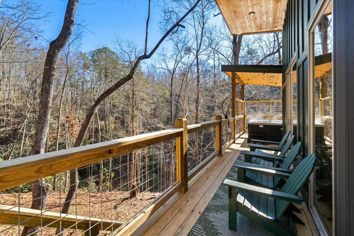 Treehouse With Xlarge Outside Living Space!