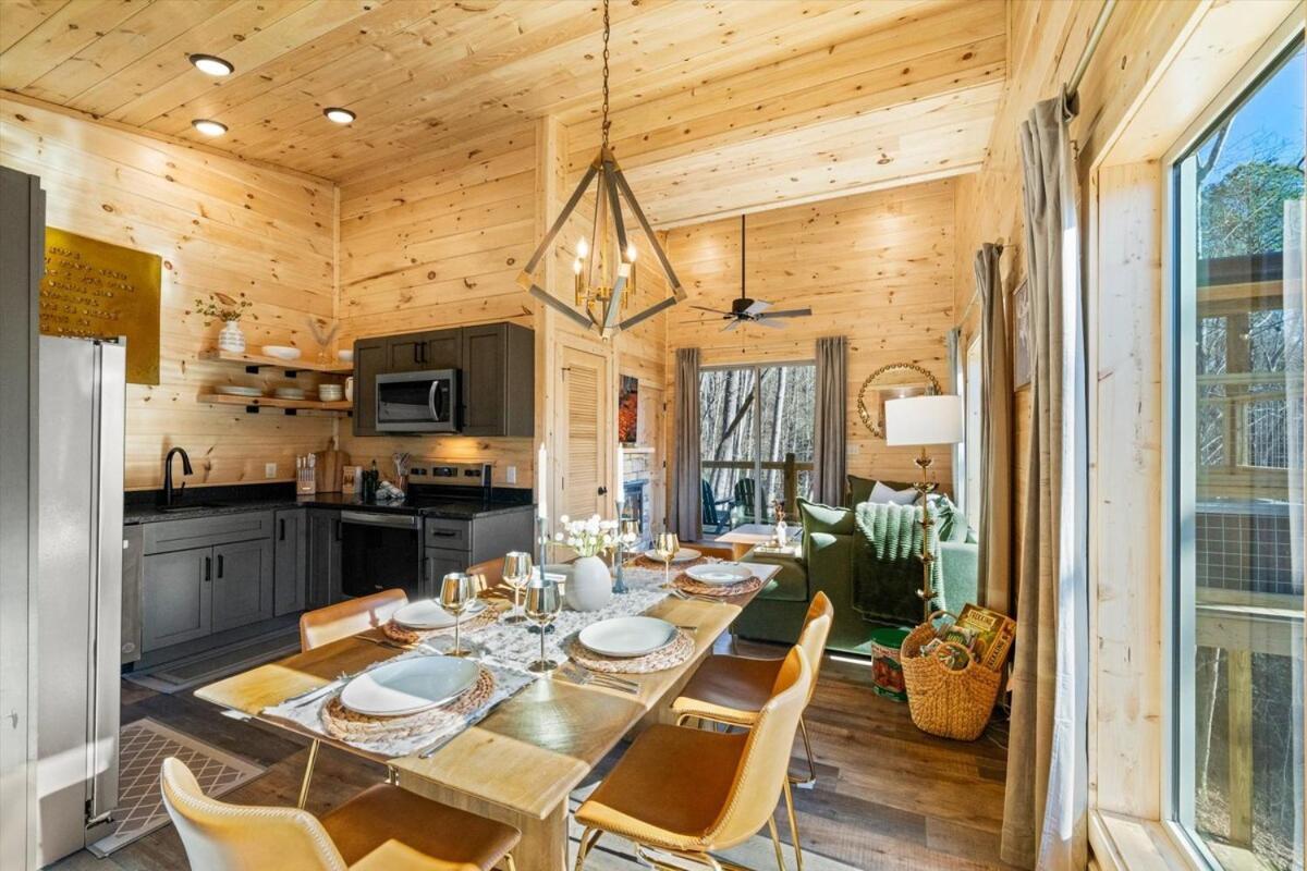 Treehouse With Xlarge Outside Living Space! * Gatlinburg