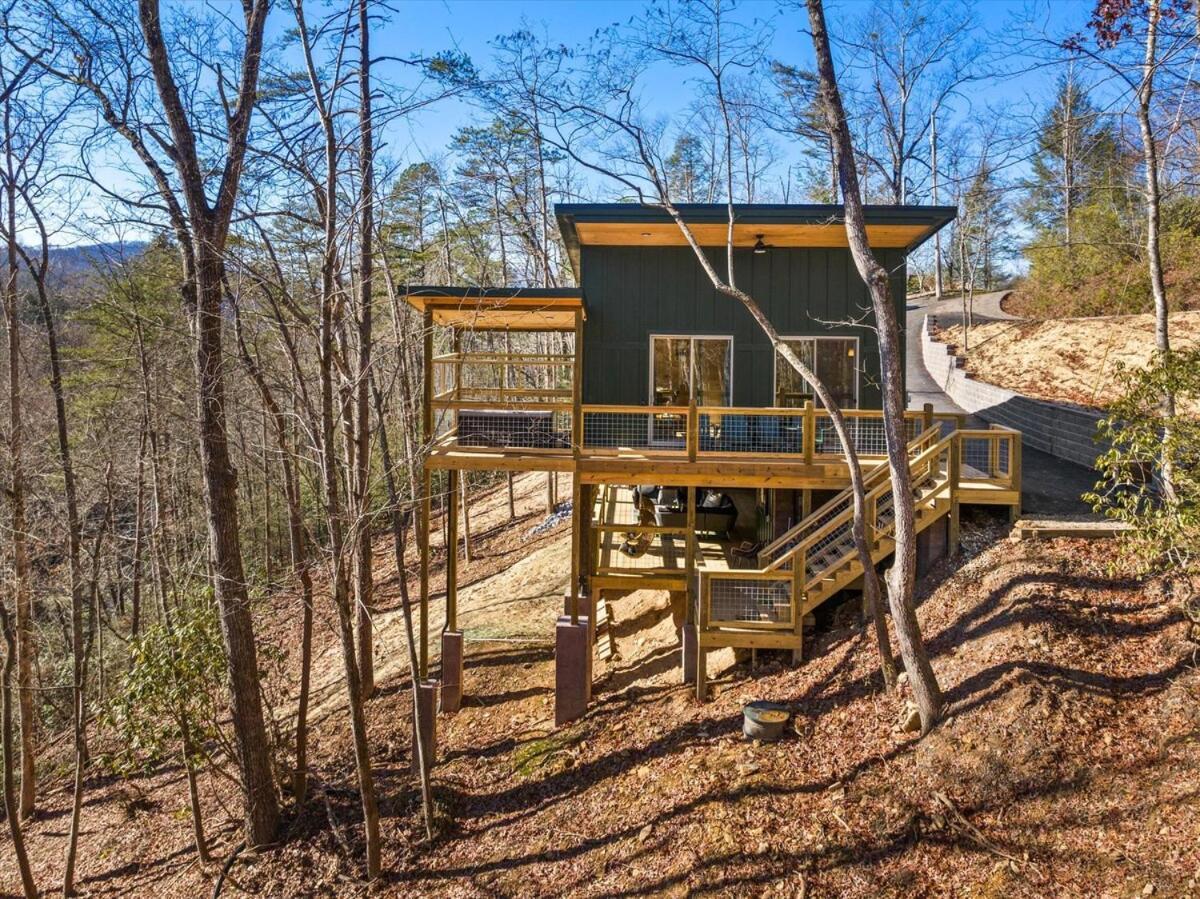 Treehouse With Xlarge Outside Living Space! *