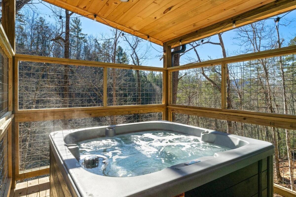 Treehouse With Xlarge Outside Living Space! * Gatlinburg