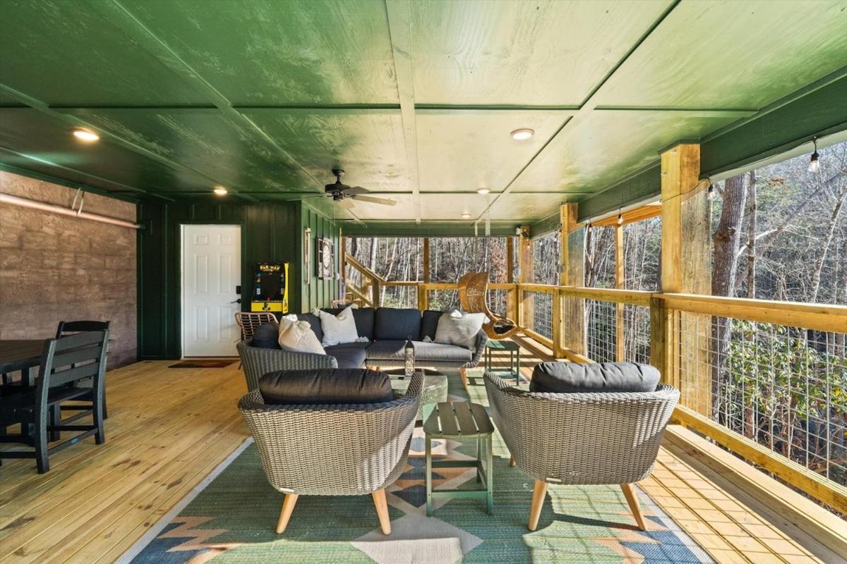 Treehouse With Xlarge Outside Living Space! *