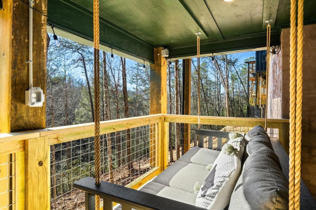 Treehouse With Xlarge Outside Living Space!