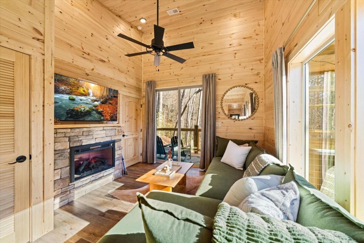 Treehouse With Xlarge Outside Living Space! Holiday home Gatlinburg