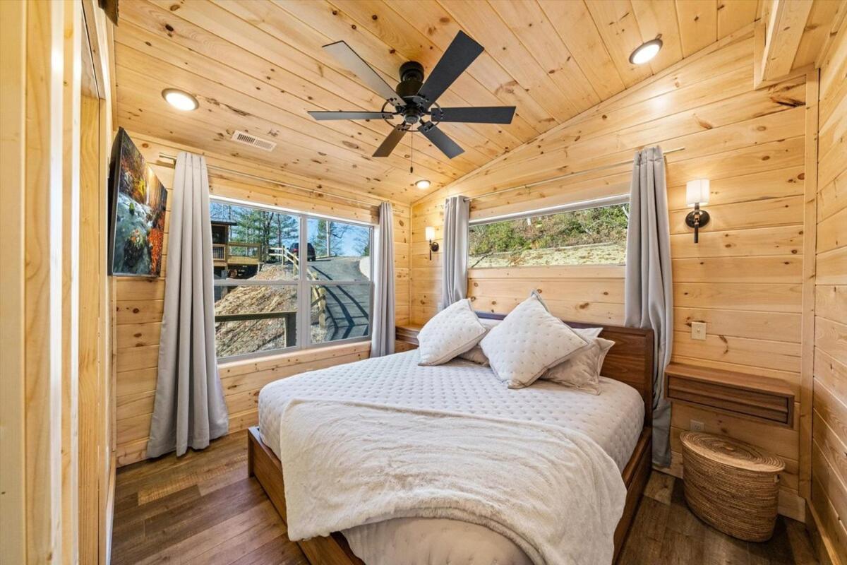 Treehouse With Xlarge Outside Living Space! Gatlinburg
