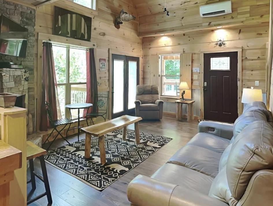 Bearly Hidden: Peaceful Creekside Escape With Hot Tub *