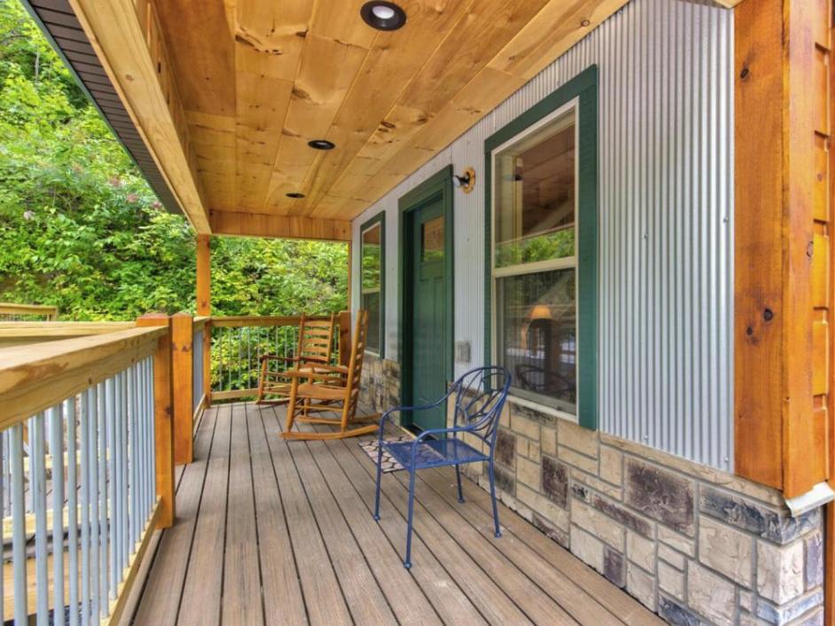 Holiday home Bearly Hidden: Peaceful Creekside Escape With Hot Tub Gatlinburg