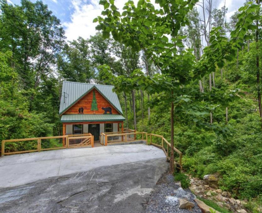 Bearly Hidden: Peaceful Creekside Escape With Hot Tub Holiday home