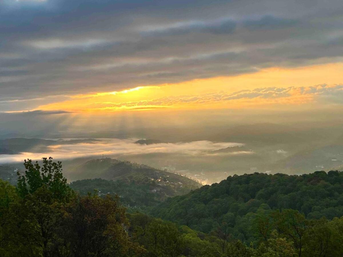 Spacious Gatlinburg Condo With Million Dollar Mountain Views Apartment *