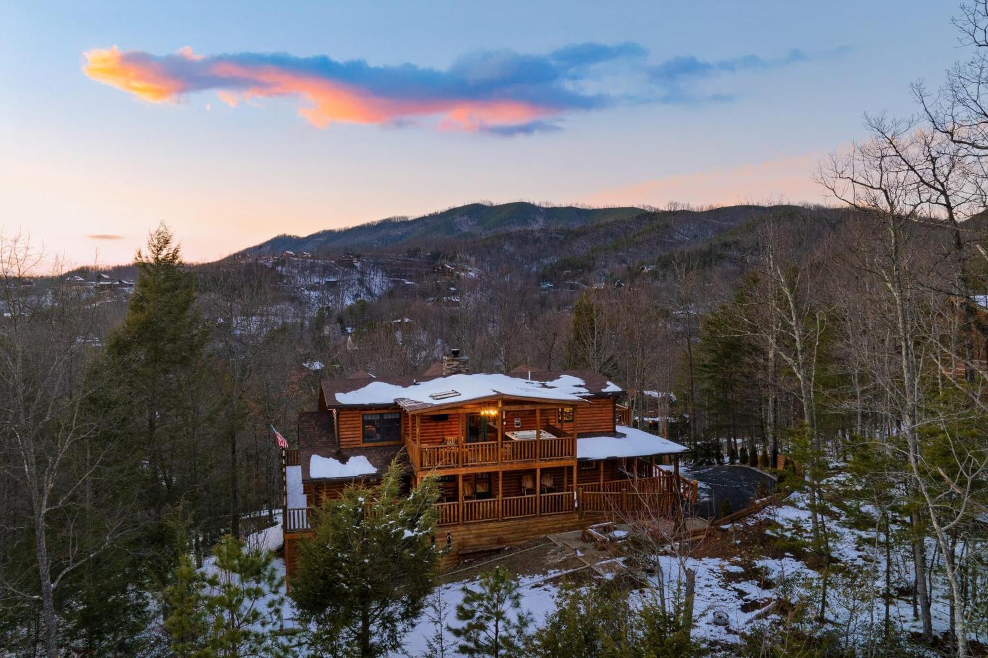 American Dream By Avantstay Deck W Views Theater Game Community Pool Holiday home Gatlinburg