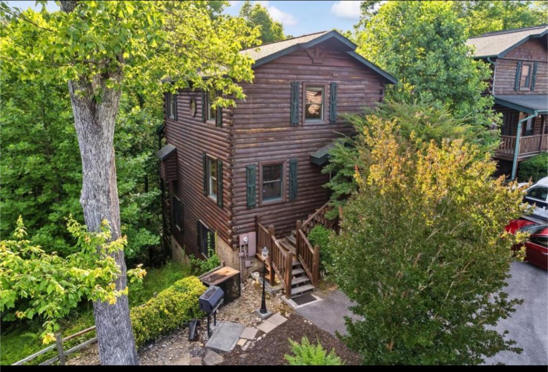 Bear Path - Hottub, Pool Table, Arcade Machine, Fireplace - Minutes To Downtown Holiday home