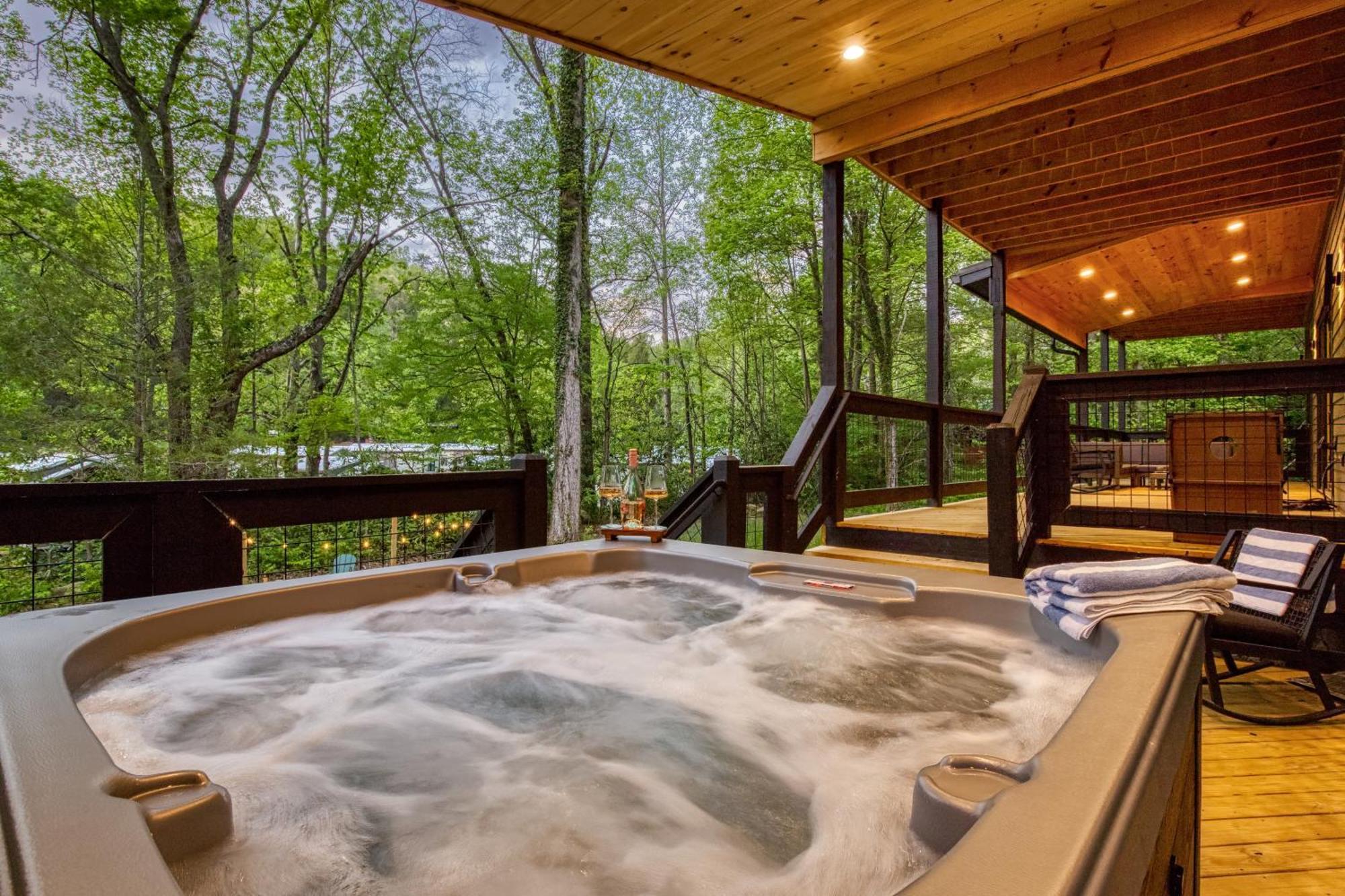 Holiday home Creekside Splash, Private Pool, 1089 Of Free Attraction Tickets Each Paid Day, Dollywood And More! Gatlinburg
