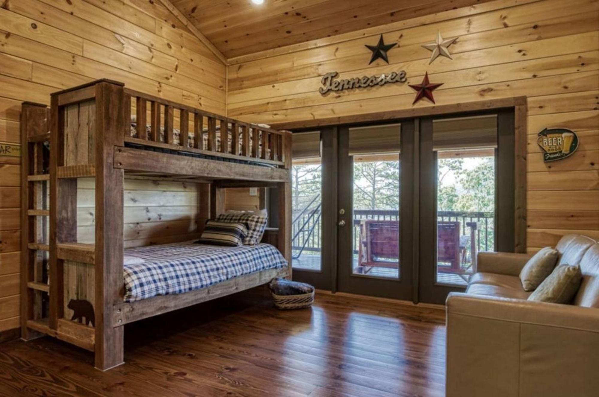 Timber Log Hot Tub,pool Table Games * Gatlinburg