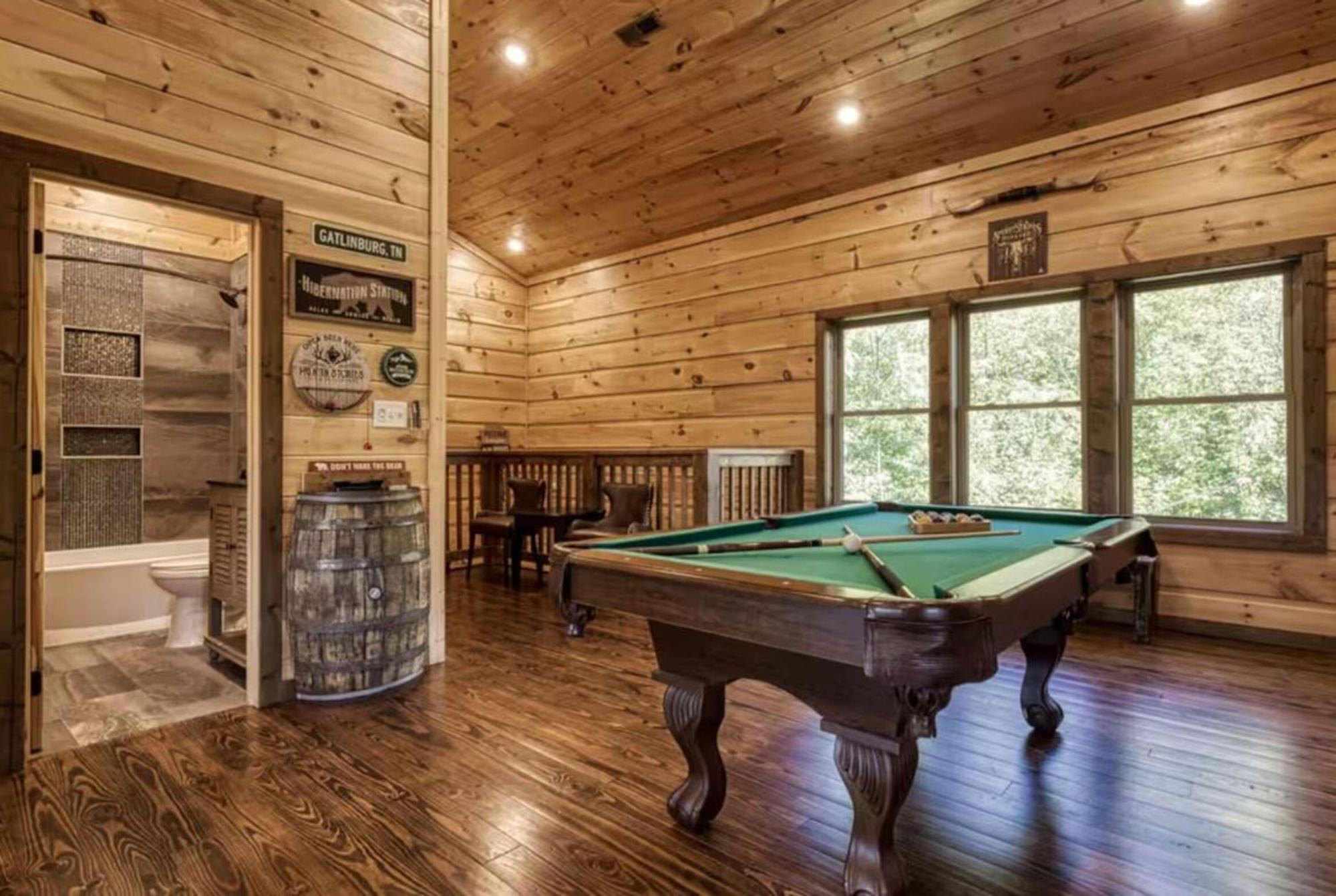 Timber Log Hot Tub,pool Table Games Gatlinburg