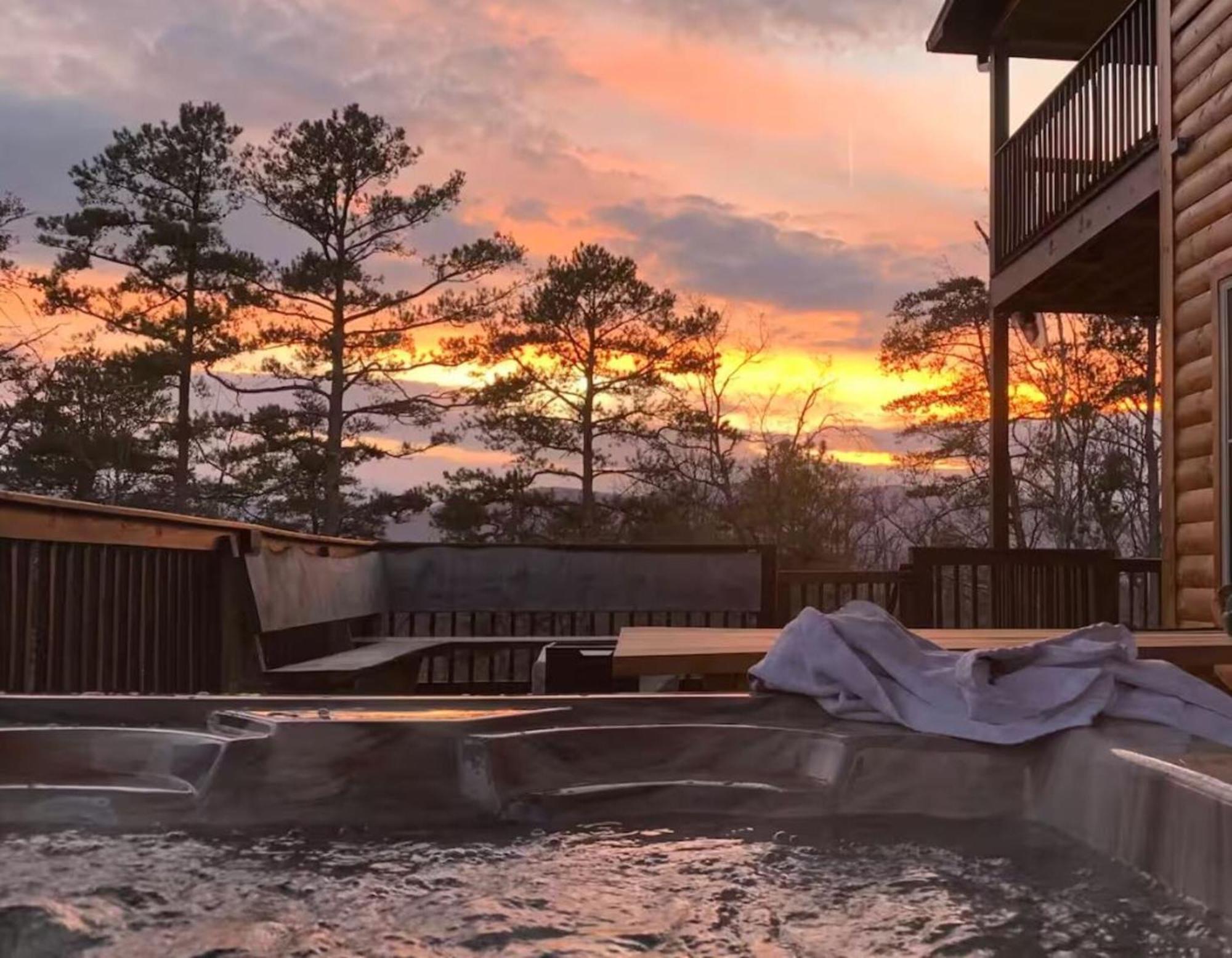 Timber Log Hot Tub,pool Table Games Holiday home Gatlinburg