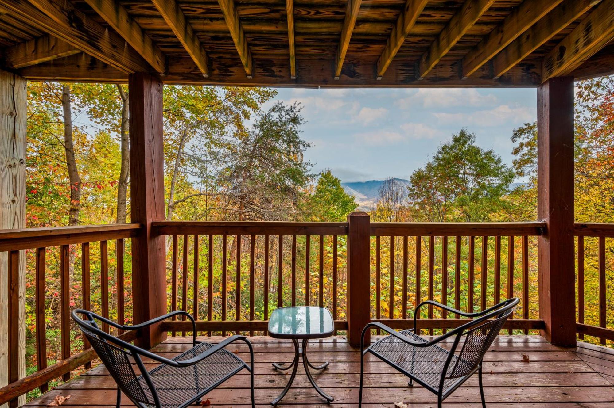 Scenic Decks, Hot Tub, Minutes To Trails & Town Holiday home *
