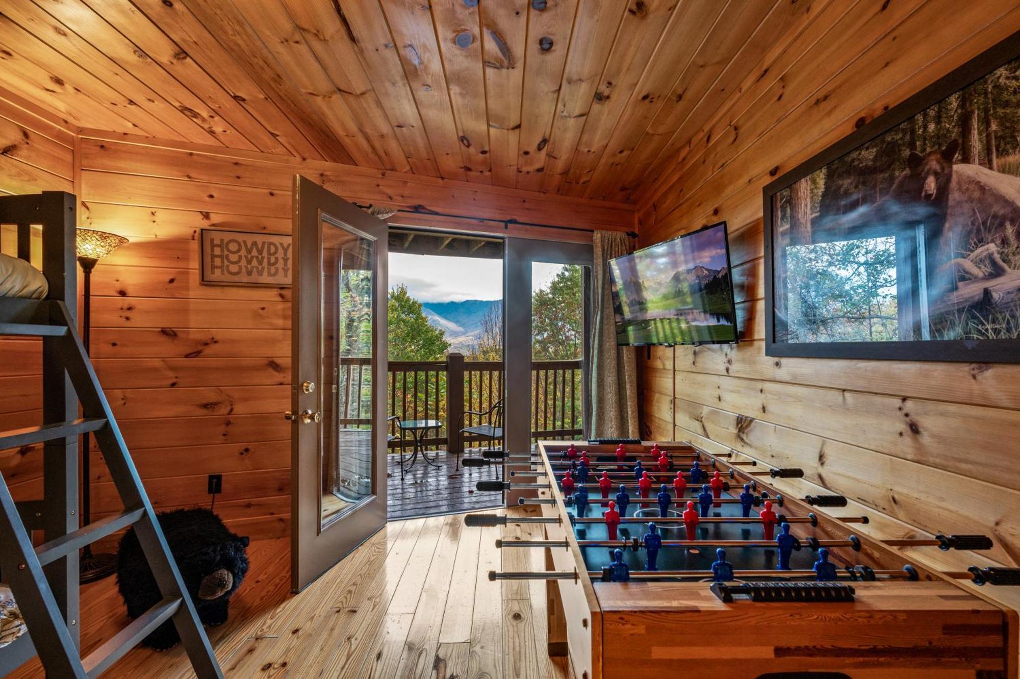 Holiday home Scenic Decks, Hot Tub, Minutes To Trails & Town *