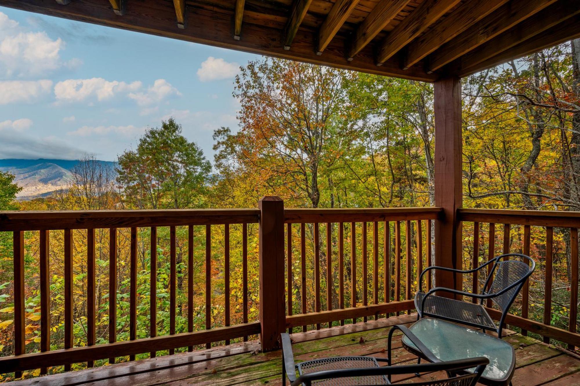 Scenic Decks, Hot Tub, Minutes To Trails & Town Holiday home Gatlinburg