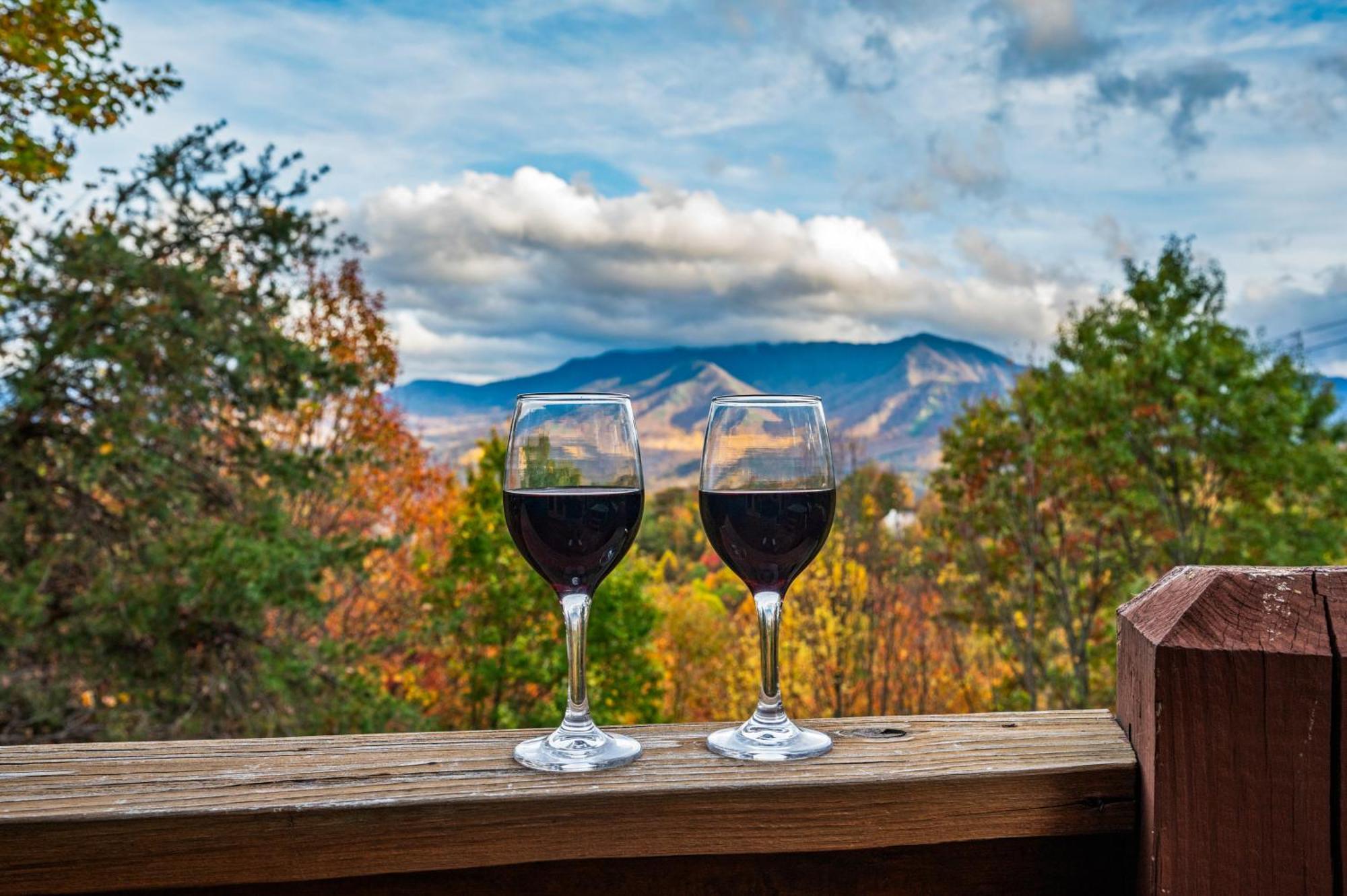 Scenic Decks, Hot Tub, Minutes To Trails & Town * Gatlinburg