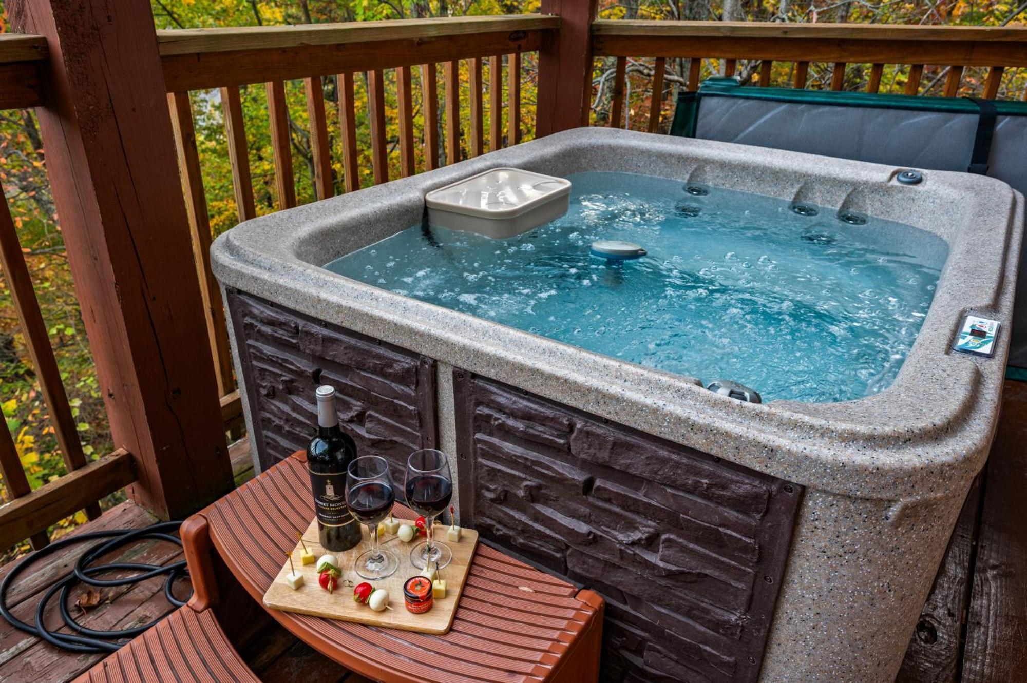 Scenic Decks, Hot Tub, Minutes To Trails & Town Holiday home Gatlinburg