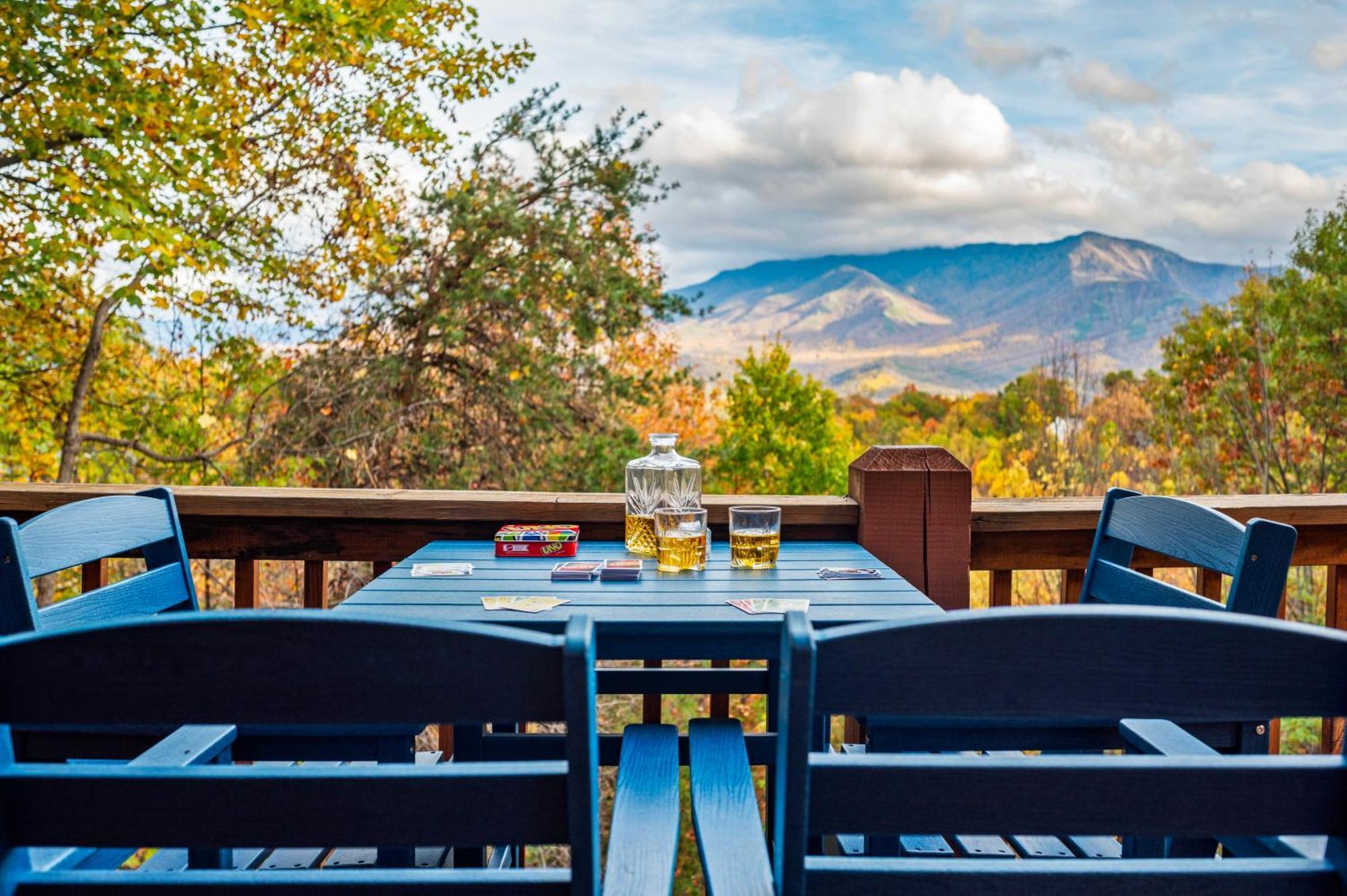 Scenic Decks, Hot Tub, Minutes To Trails & Town Holiday home *