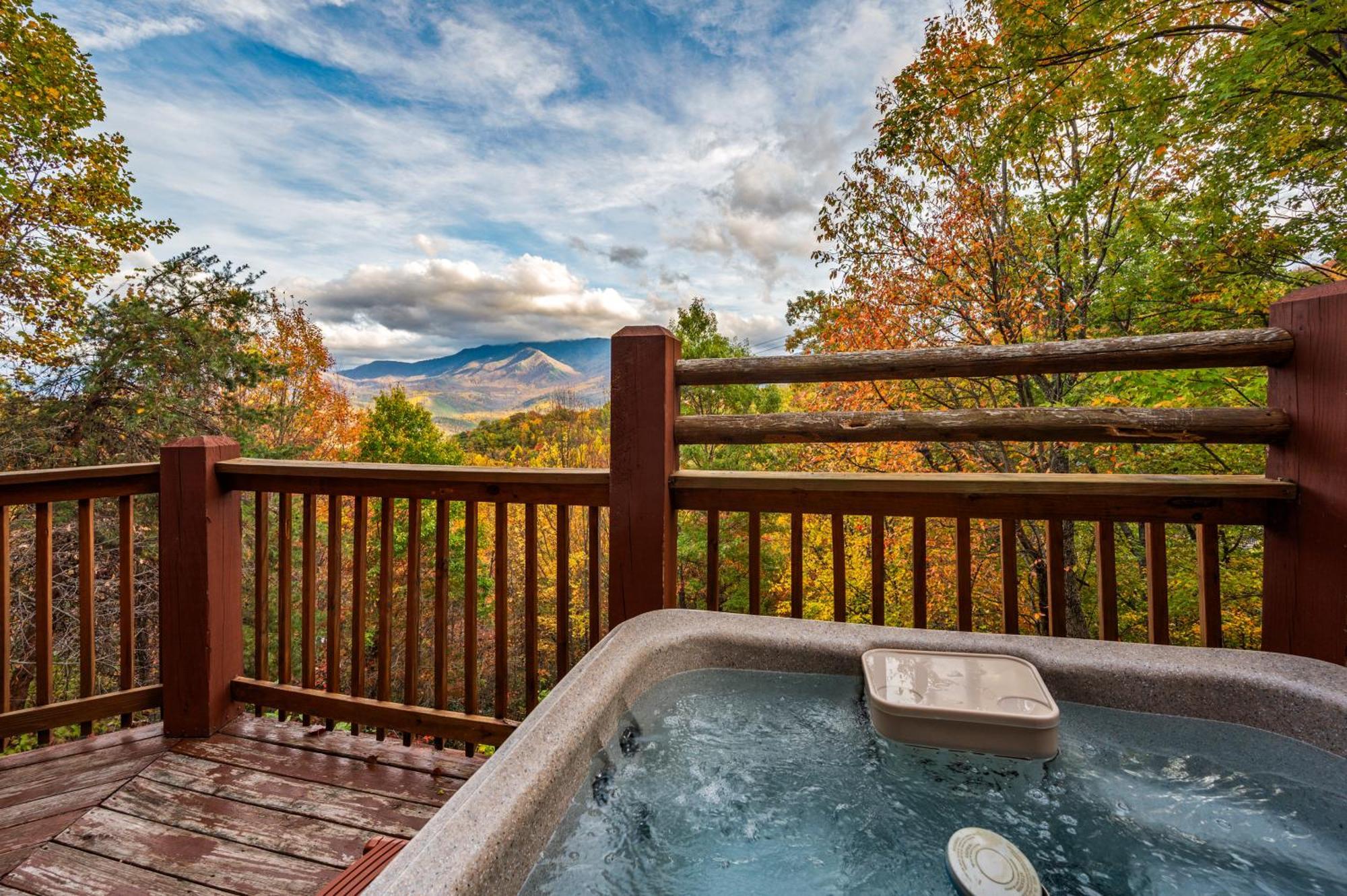 Scenic Decks, Hot Tub, Minutes To Trails & Town Holiday home Gatlinburg
