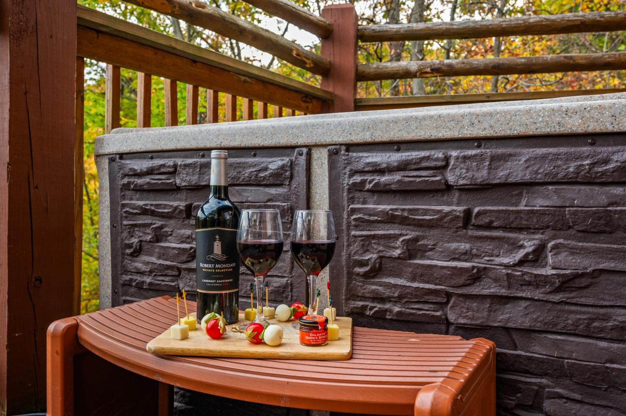 Scenic Decks, Hot Tub, Minutes To Trails & Town