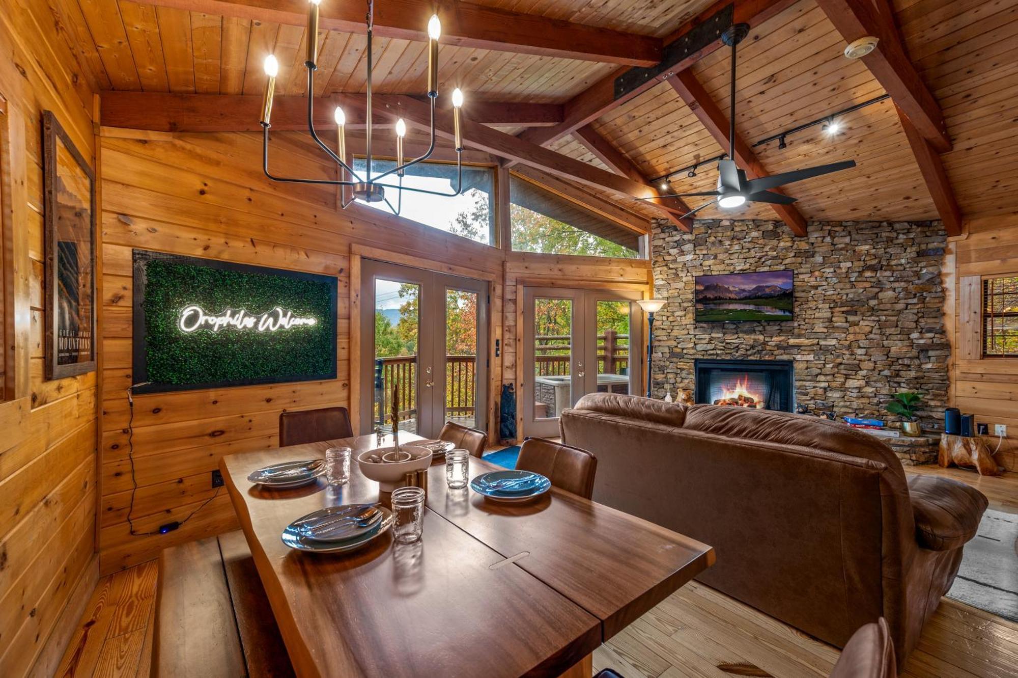 Scenic Decks, Hot Tub, Minutes To Trails & Town Holiday home