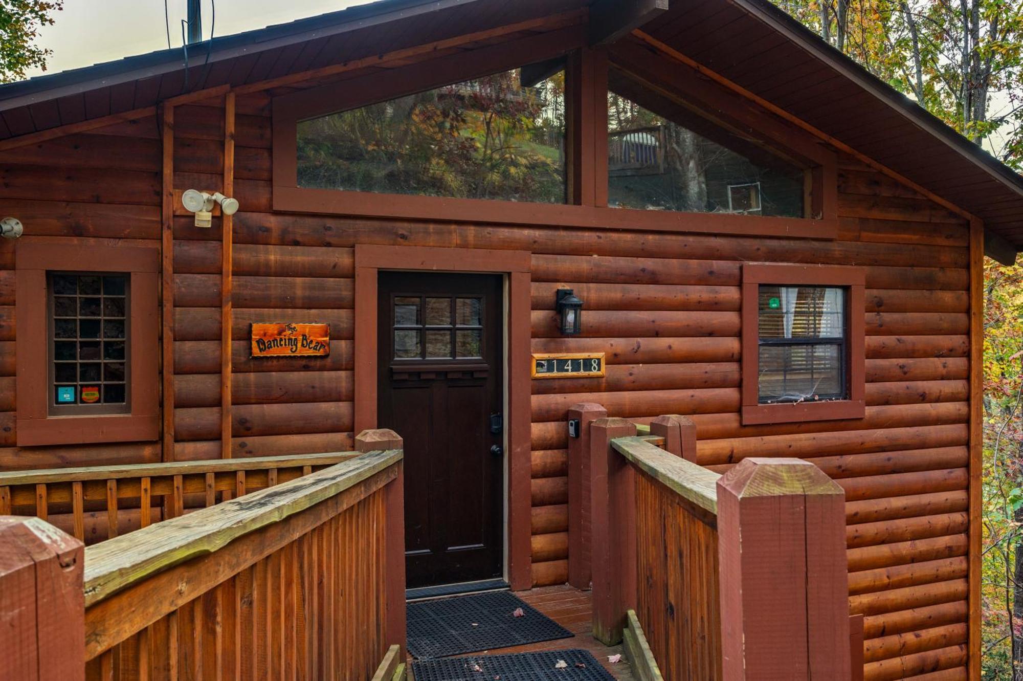 Scenic Decks, Hot Tub, Minutes To Trails & Town Holiday home Gatlinburg