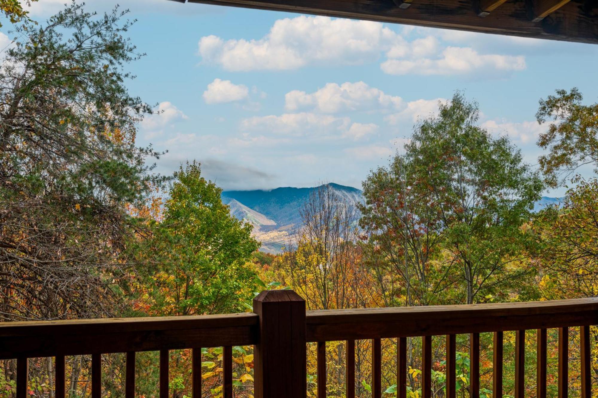 Scenic Decks, Hot Tub, Minutes To Trails & Town Holiday home Gatlinburg