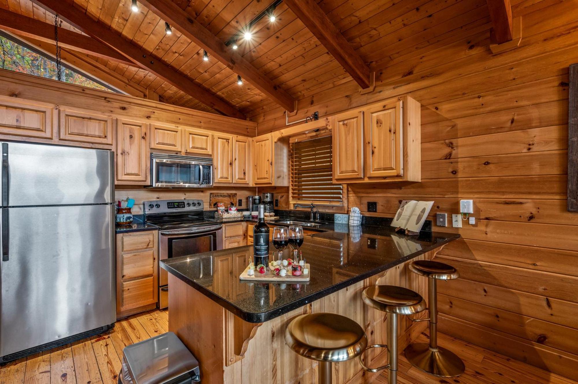 Scenic Decks, Hot Tub, Minutes To Trails & Town