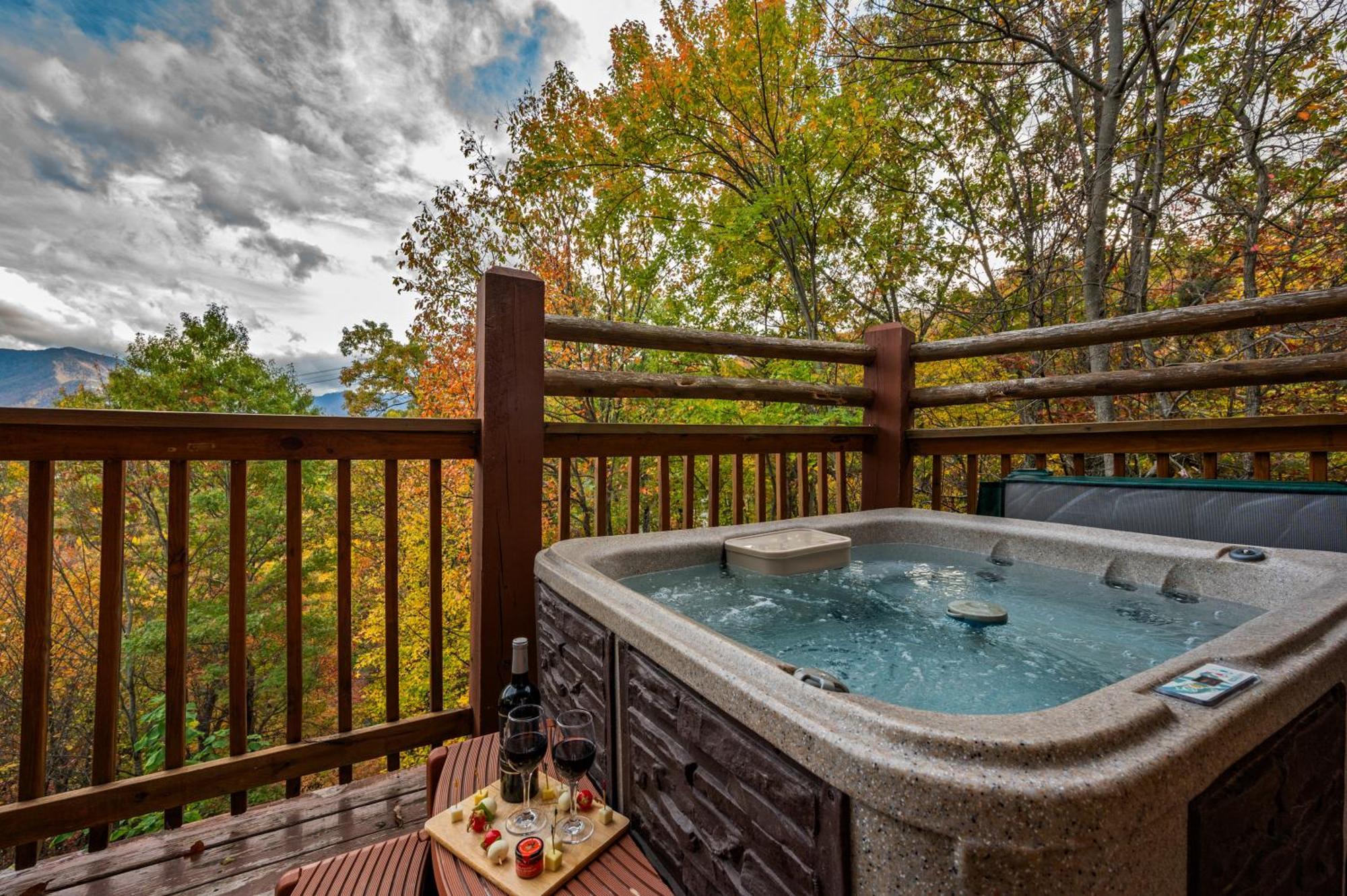 Holiday home Scenic Decks, Hot Tub, Minutes To Trails & Town Gatlinburg