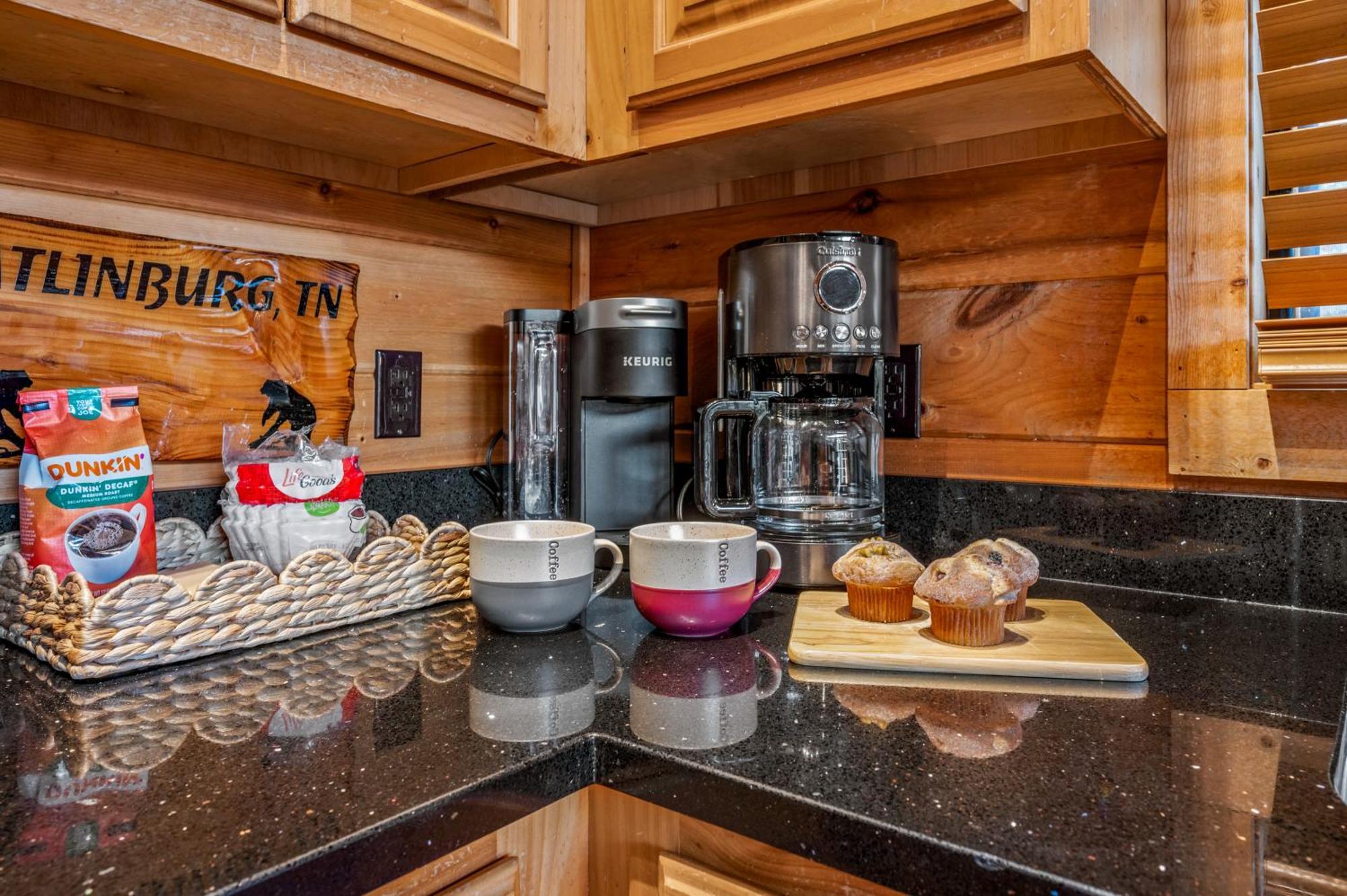 Holiday home Scenic Decks, Hot Tub, Minutes To Trails & Town *