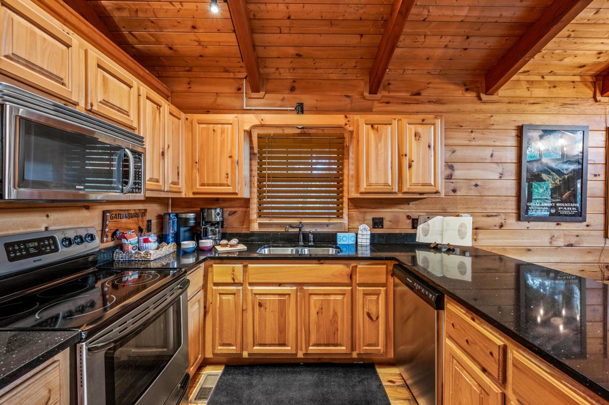 Scenic Decks, Hot Tub, Minutes To Trails & Town Holiday home Gatlinburg