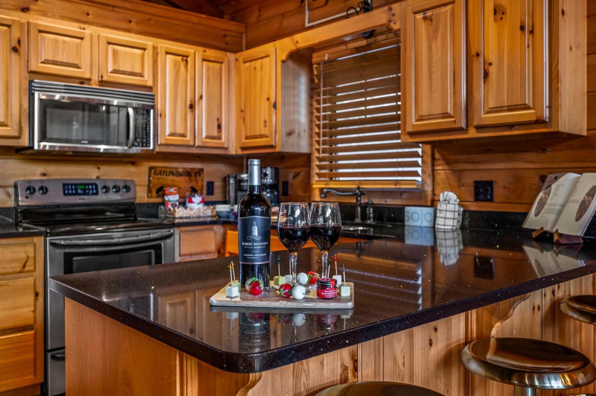 Scenic Decks, Hot Tub, Minutes To Trails & Town Holiday home Gatlinburg