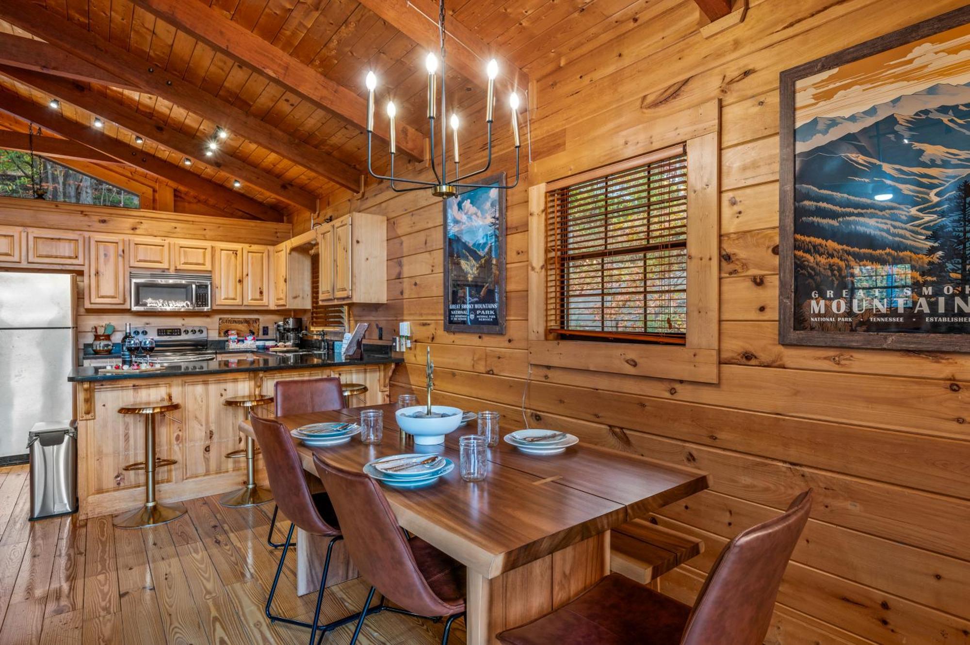 Scenic Decks, Hot Tub, Minutes To Trails & Town *