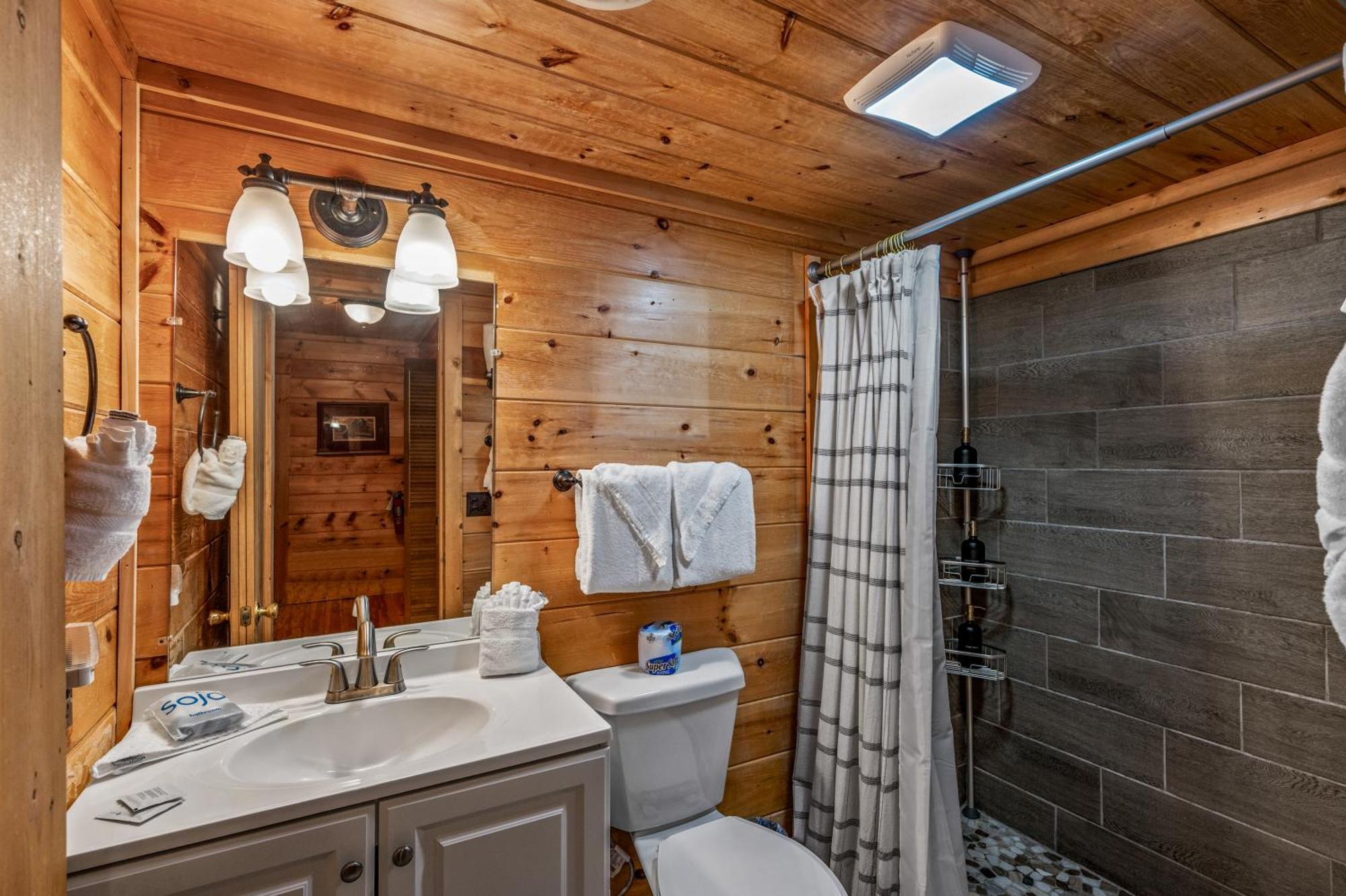 Scenic Decks, Hot Tub, Minutes To Trails & Town