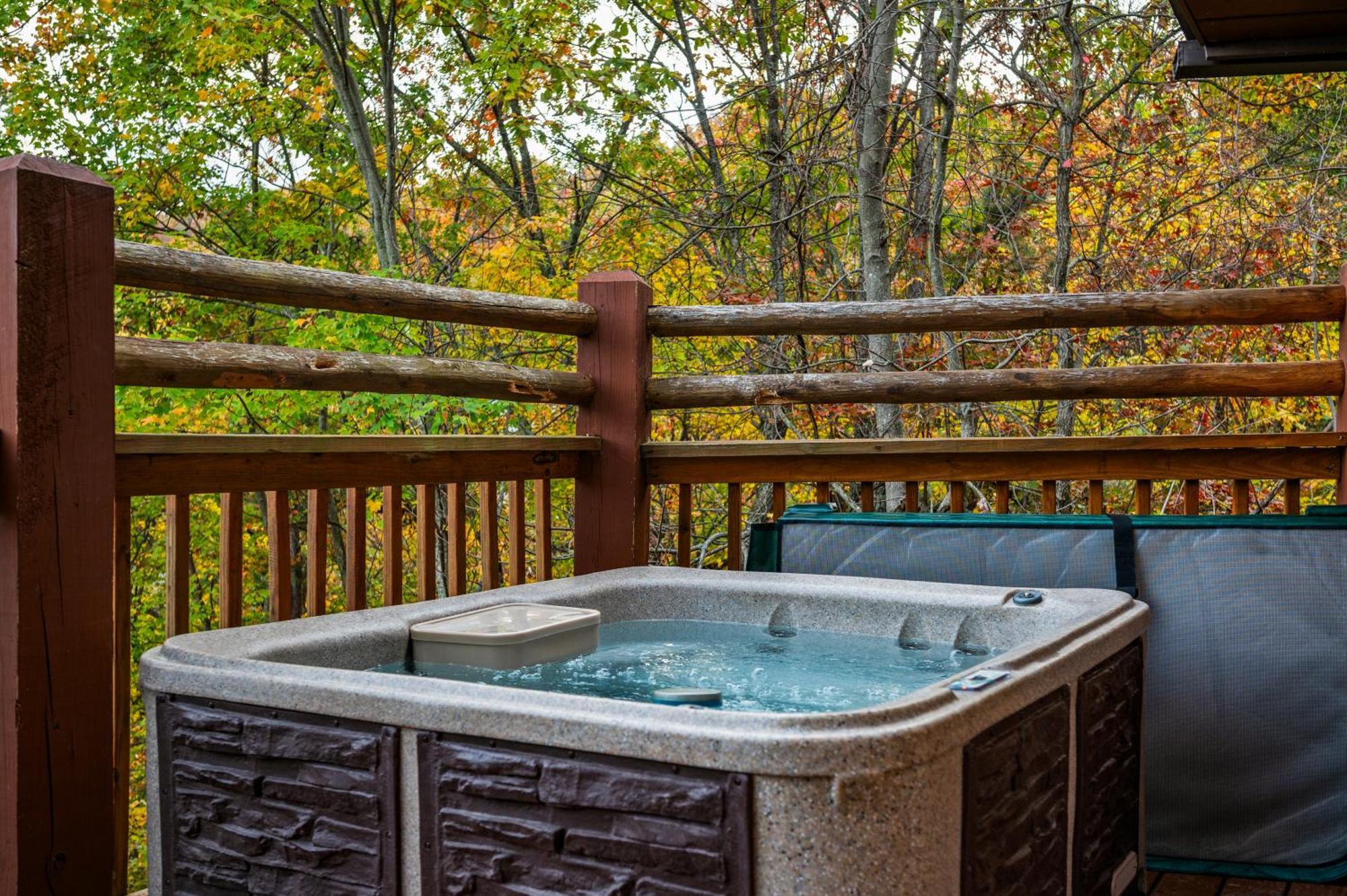 Holiday home Scenic Decks, Hot Tub, Minutes To Trails & Town
