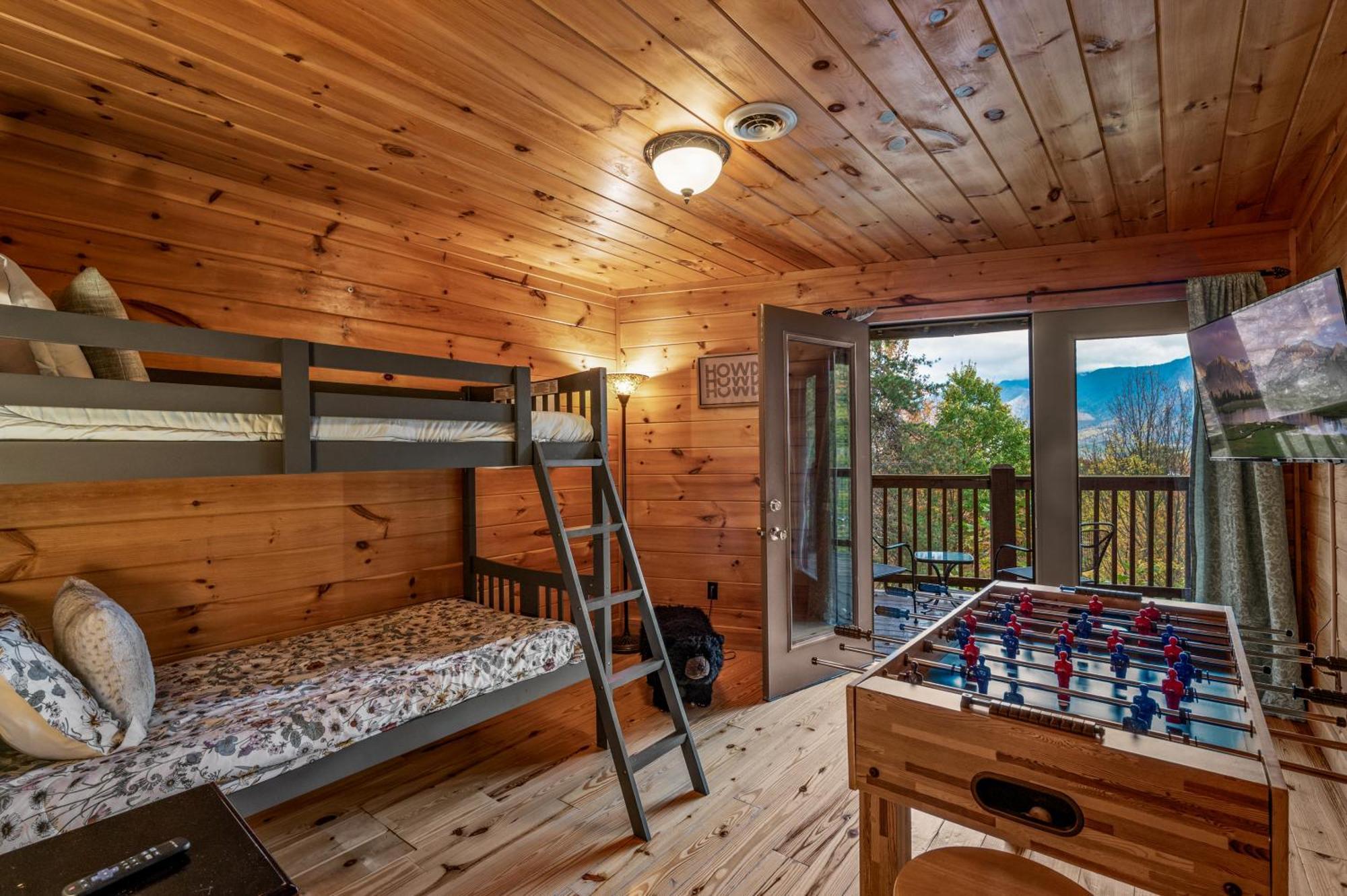 Scenic Decks, Hot Tub, Minutes To Trails & Town Holiday home *