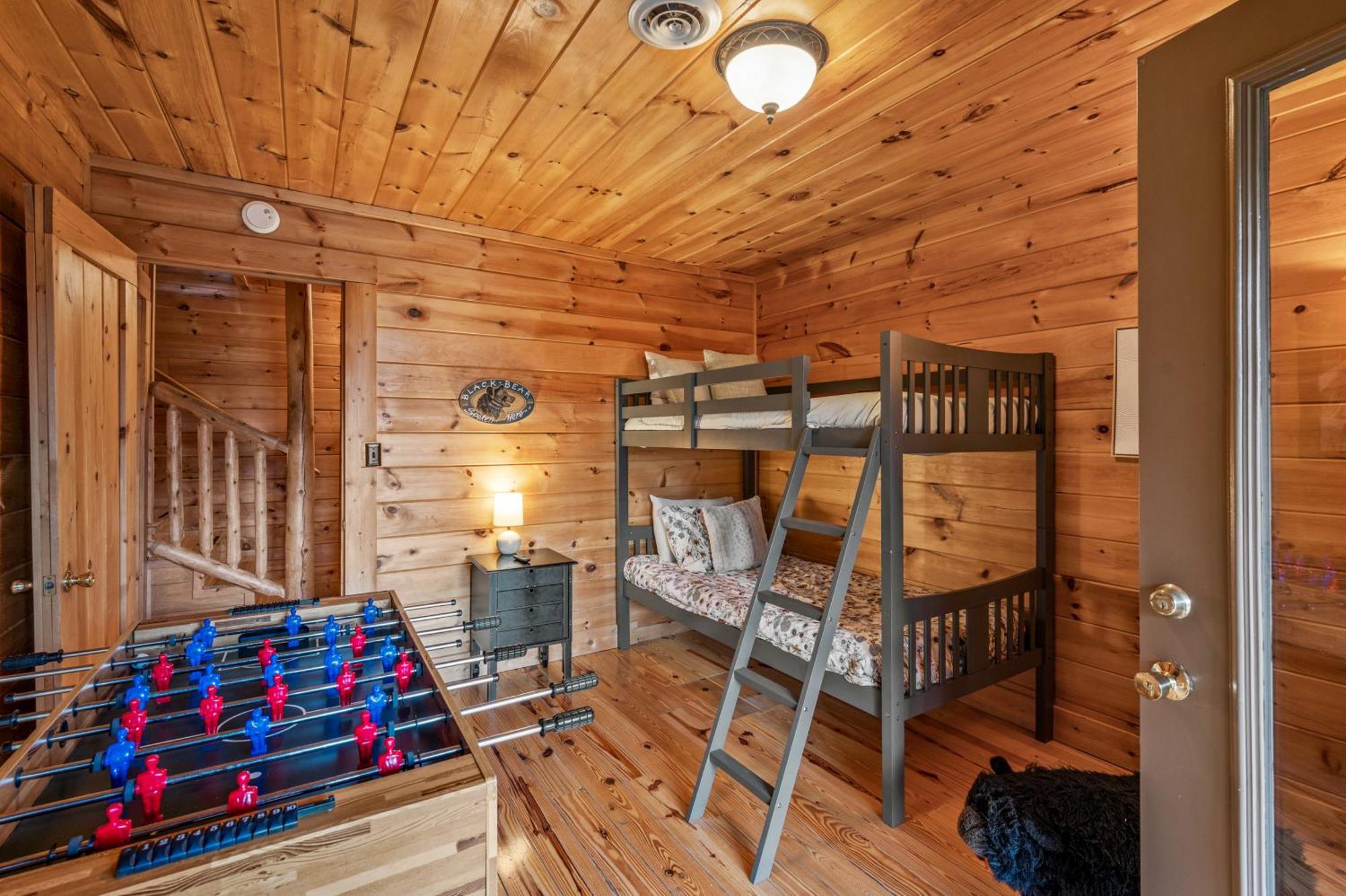 Scenic Decks, Hot Tub, Minutes To Trails & Town Holiday home