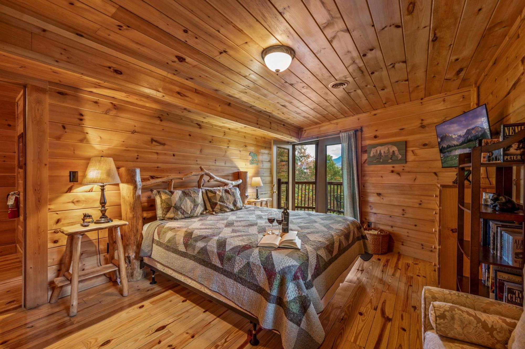 Scenic Decks, Hot Tub, Minutes To Trails & Town Holiday home *
