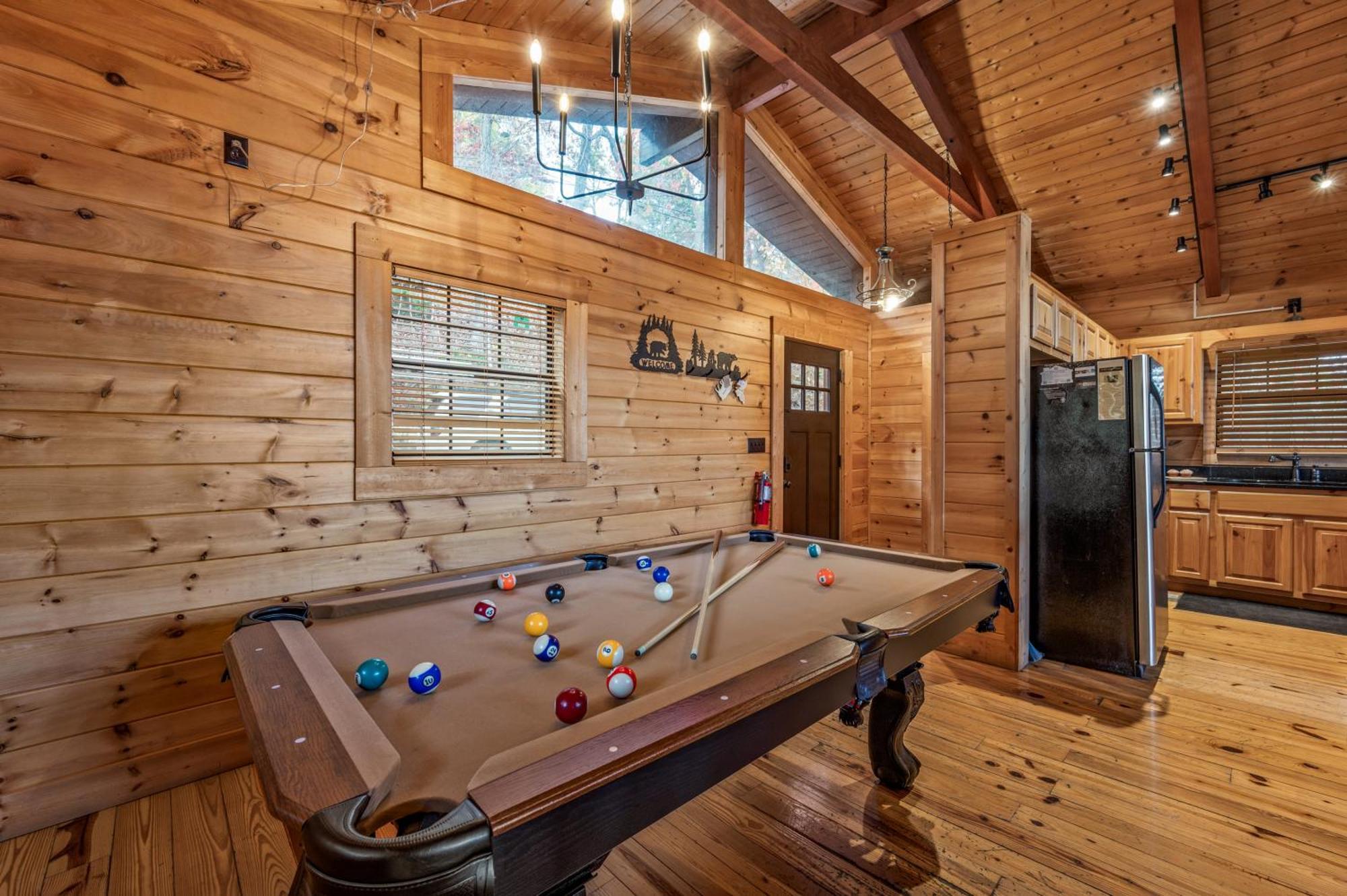 Holiday home Scenic Decks, Hot Tub, Minutes To Trails & Town *