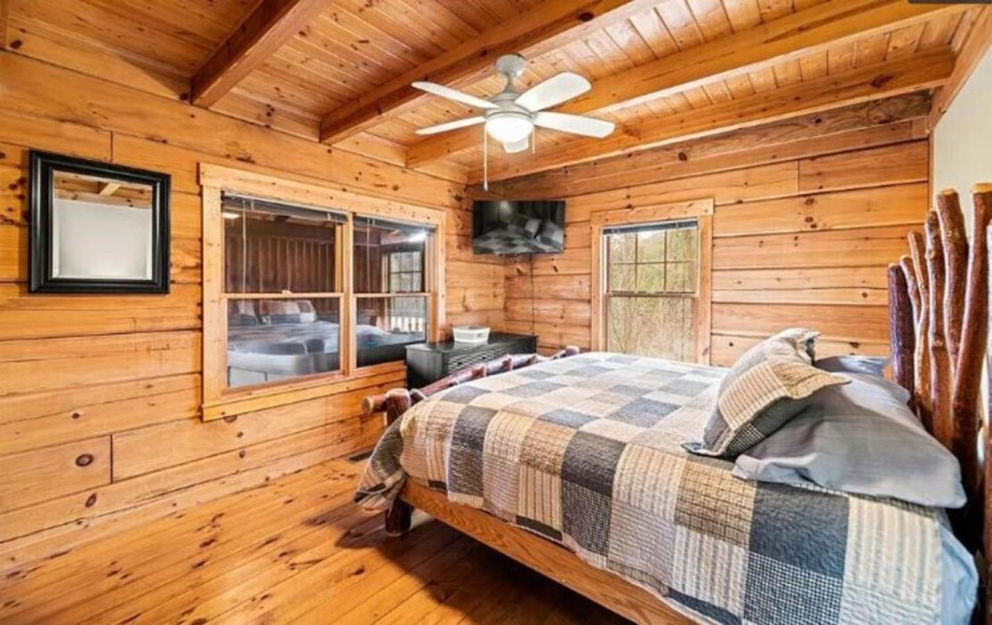 Secluded Escape | Views, Hot Tub, Outdoor Lounge!