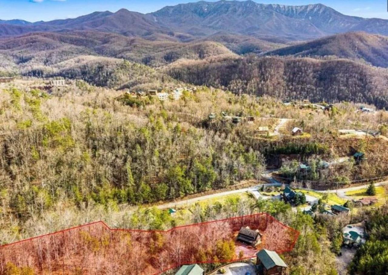 Secluded Escape | Views, Hot Tub, Outdoor Lounge! Gatlinburg