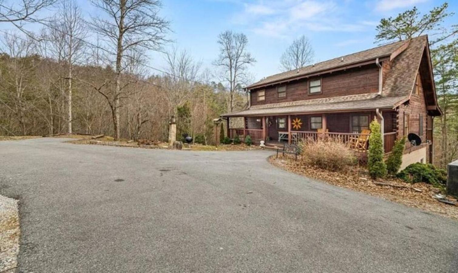 Secluded Escape | Views, Hot Tub, Outdoor Lounge! Holiday home