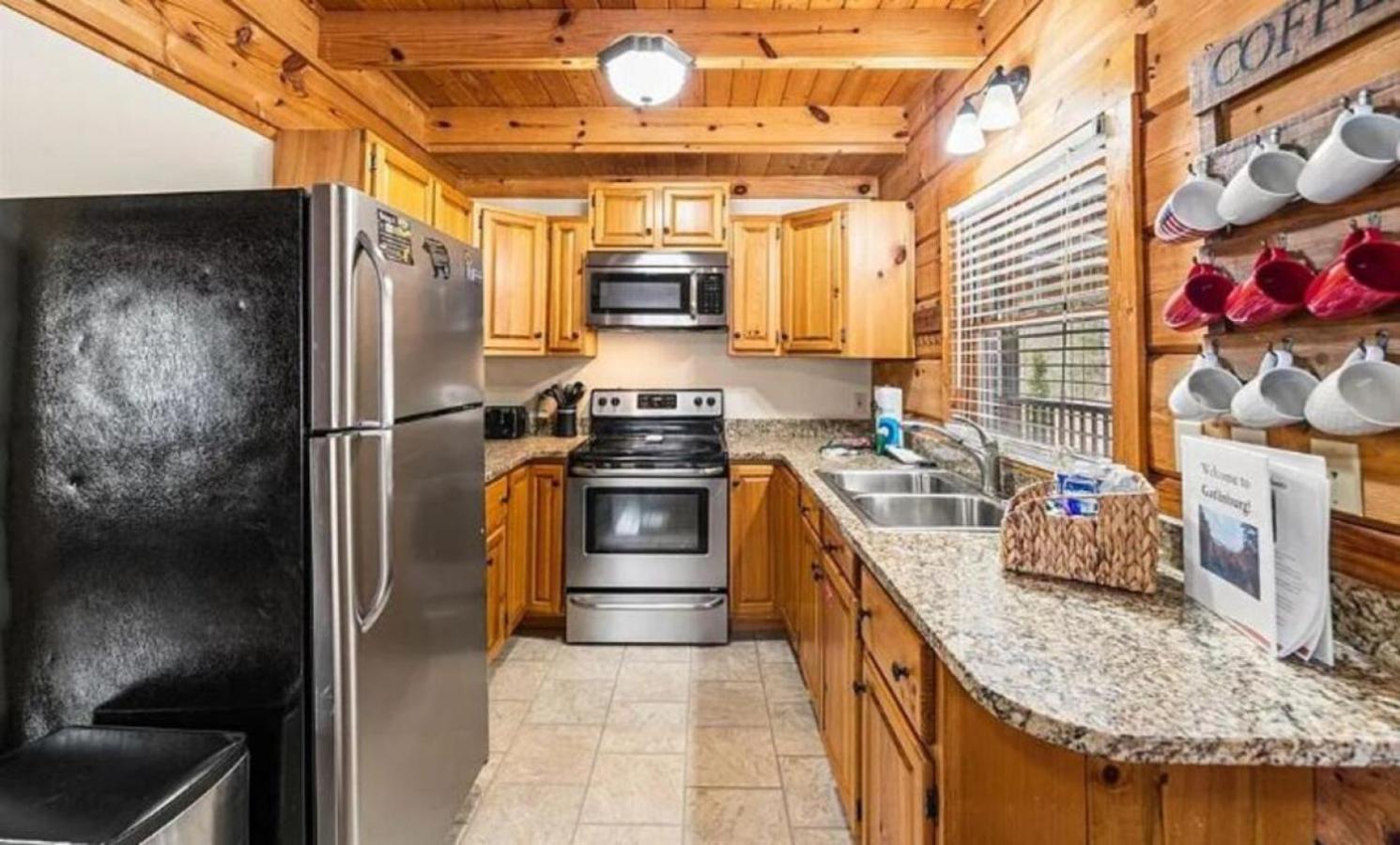 Secluded Escape | Views, Hot Tub, Outdoor Lounge! Holiday home Gatlinburg