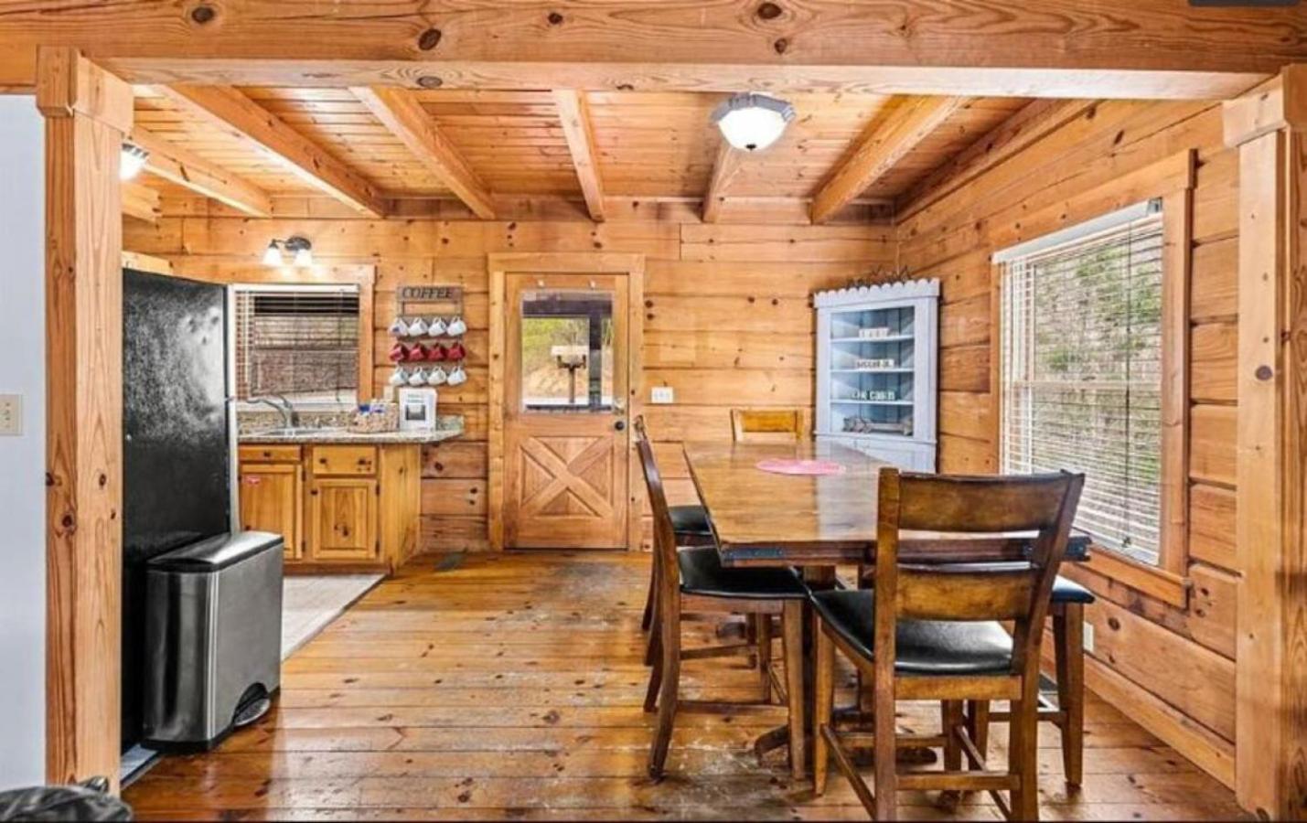 Secluded Escape | Views, Hot Tub, Outdoor Lounge! Holiday home