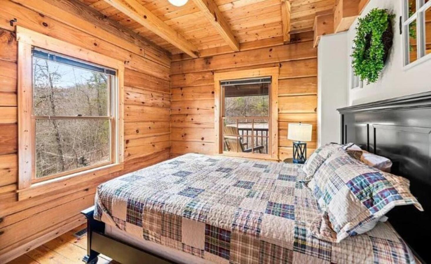 Secluded Escape | Views, Hot Tub, Outdoor Lounge! Holiday home *